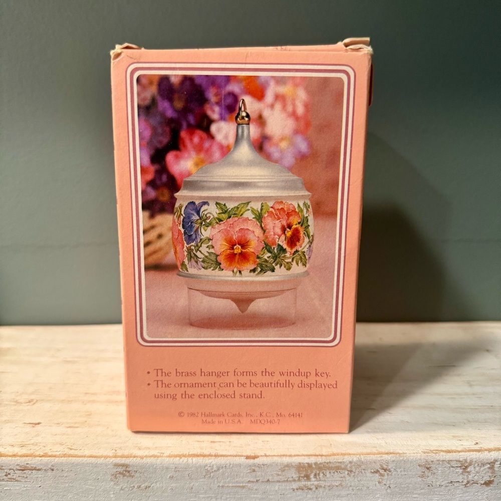 1982 Hallmark A Mothers Love Christmas Mothers Day Ornament Music Box Swan Lake - Picture 7 of 10